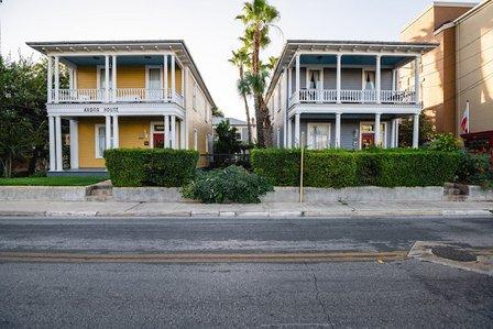 Arbor House Suites