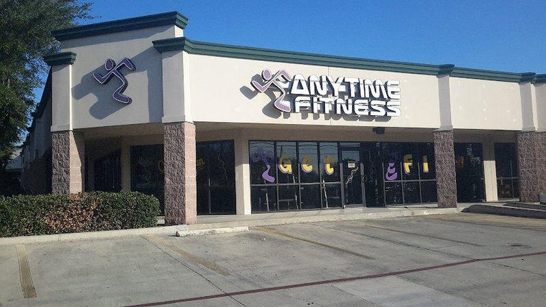 9023 Huebner Commons Shopping Center