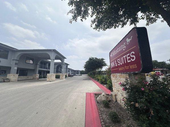 Mustang Inn & Suites