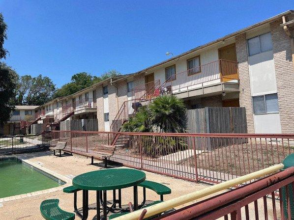 Oakbrook Crossing Apartments