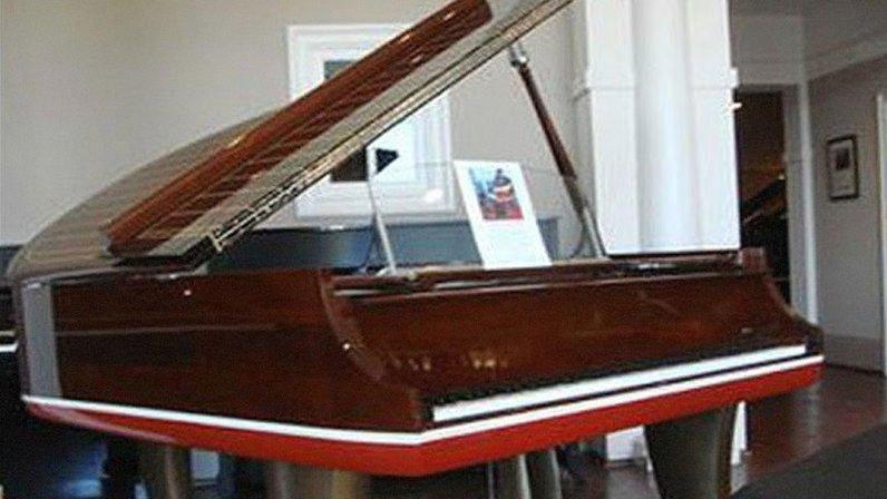 Piano Handlers