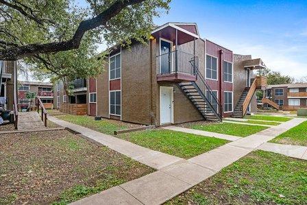 Green Oaks at Medical Apartments