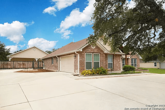 Analisa Gutierrez, REAL BROKER, LLC