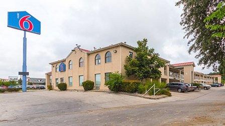 Motel 6 San Antonio, TX - Fiesta Trails