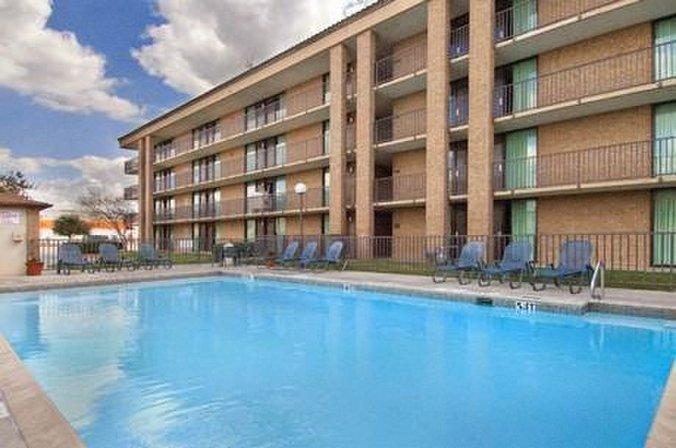 Pear Tree Inn Northeast - San Antonio