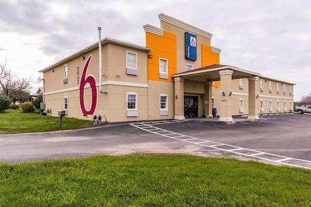 Motel 6 Jourdanton, TX