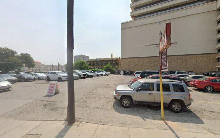 217 S Presa St Parking