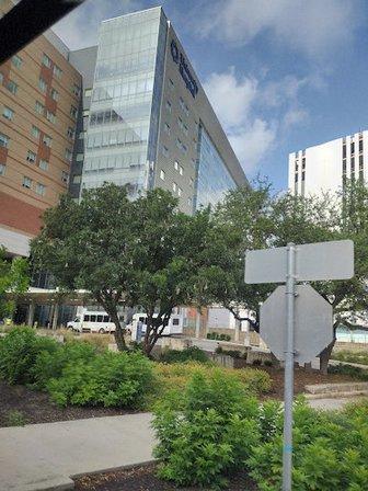 Visitor Parking Garage - University Health Main Campus