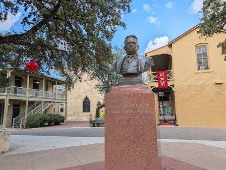 Mayor Maury Maverick Plaza