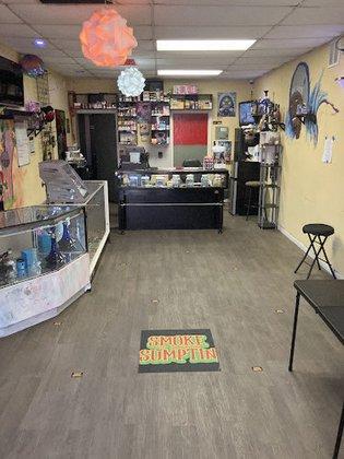 SMOKE SUMPTIN VAPES