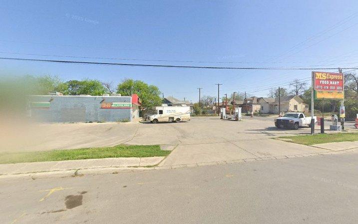 519 S Hackberry St Parking