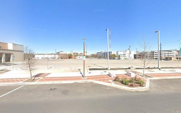 821 Broadway St Parking