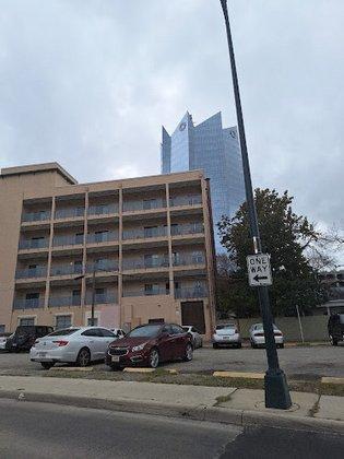 403 N Flores St Parking