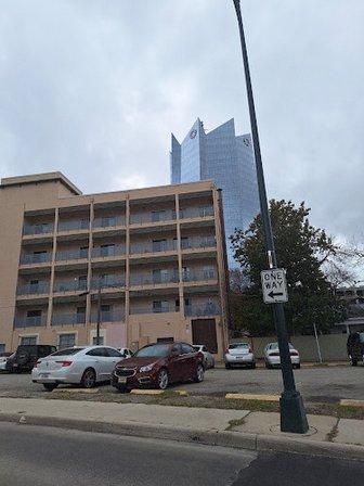 403 N Flores St Parking