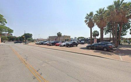 121 Hoefgen Ave Parking
