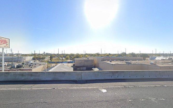 418 Menchaca St Parking