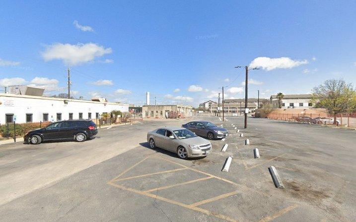 821 W Commerce St Parking