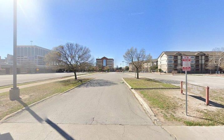 902 W Martin St Parking