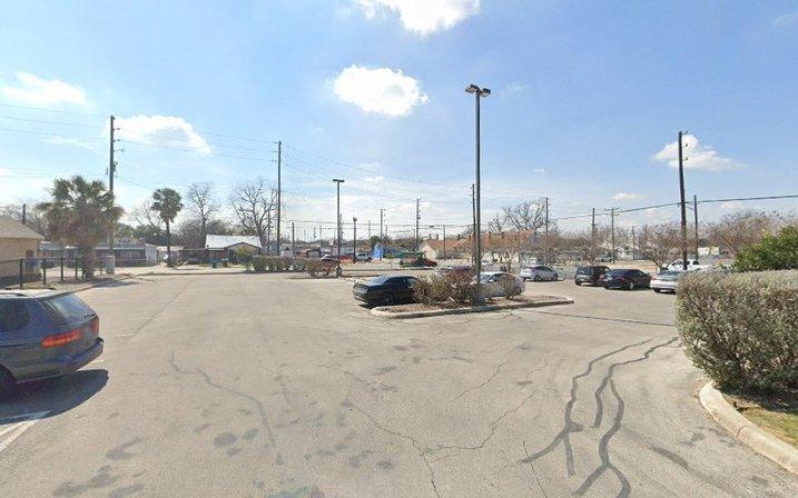 2059 W Poplar St Parking
