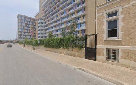 519 W Houston St Parking