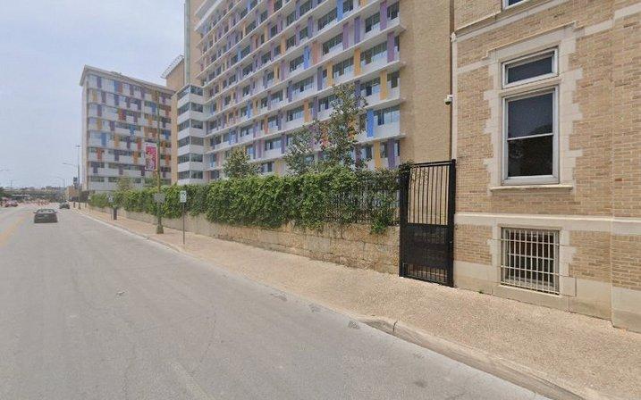 519 W Houston St Parking