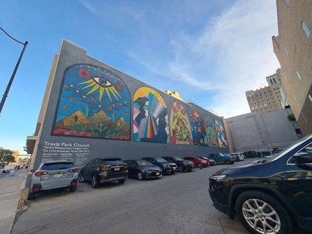 214 E Travis St Parking