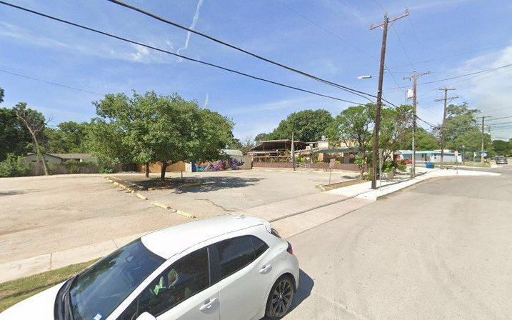 606 E Woodlawn Ave Parking