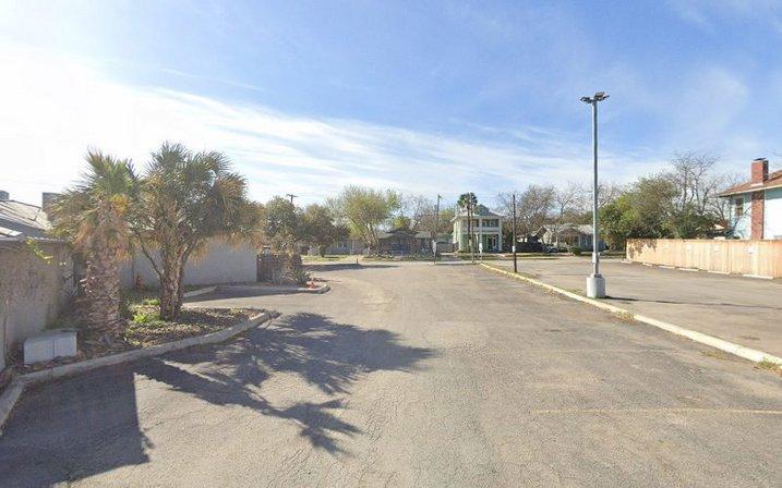 525 E Courtland Pl Parking
