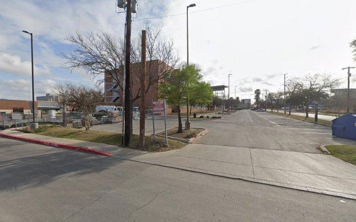 301-399 W Evergreen St Parking