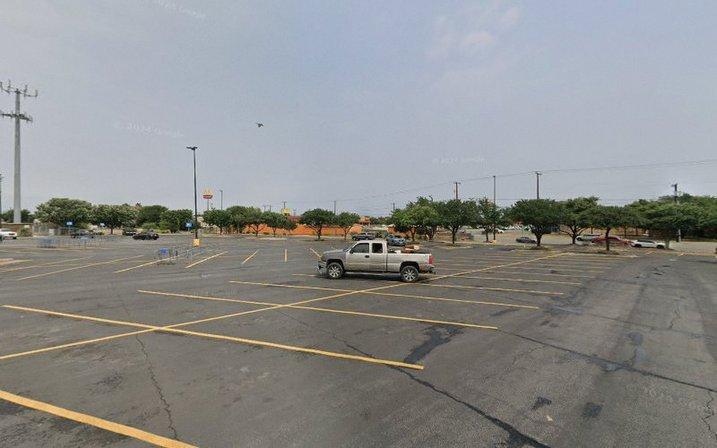 Walmart Parking Lot - Estacionamiento de Walmart