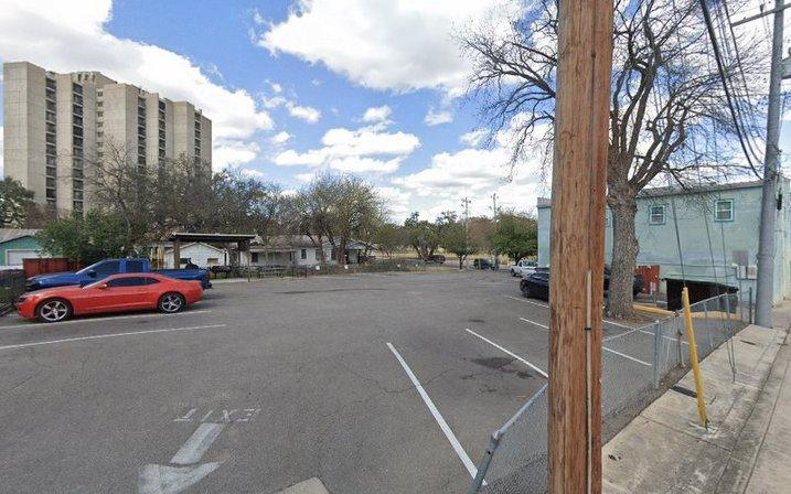 905 W Myrtle St Parking
