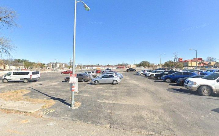 231 W Salinas Parking