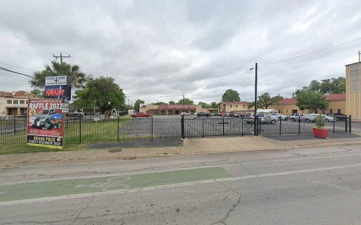 2123 W Commerce St Parking